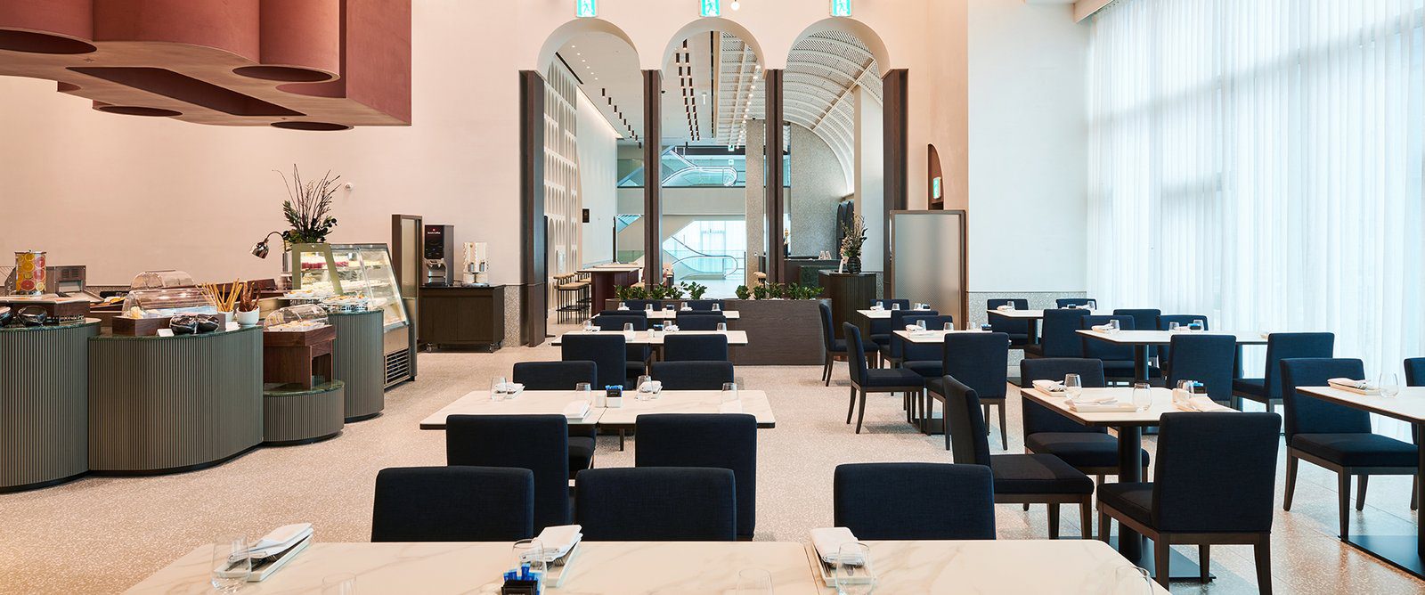 APETI 餐廳的自助餐檯與用餐區