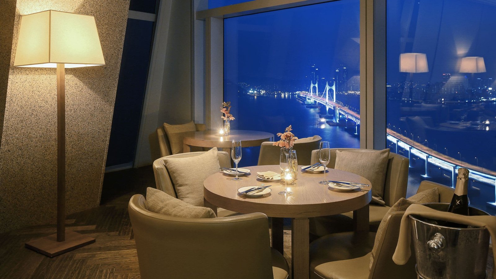Living Room 酒吧的夜間空間