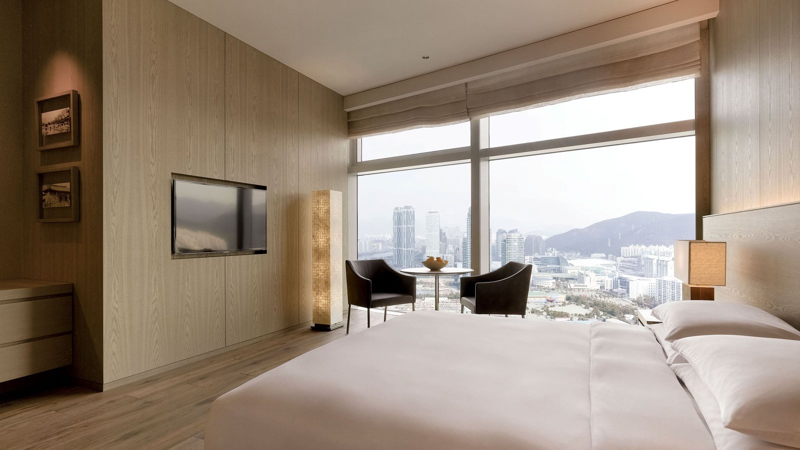 Park Deluxe 客房的大床與窗景