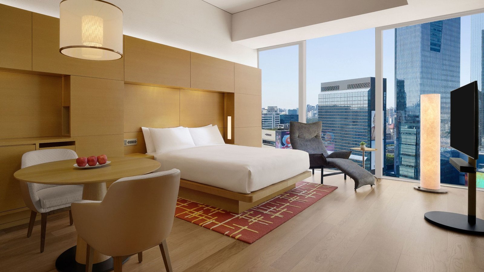 City View Deluxe 客房的大床與窗景