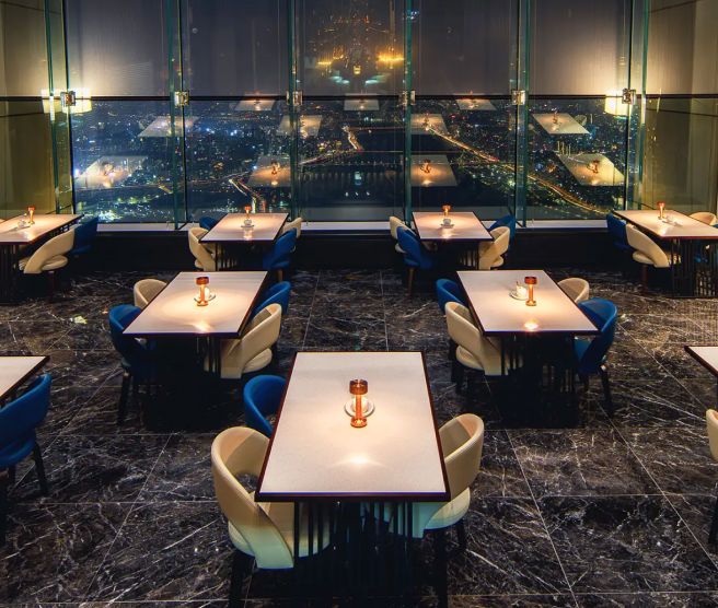 123 Lounge 夜間窗邊座位與窗外的首爾夜景