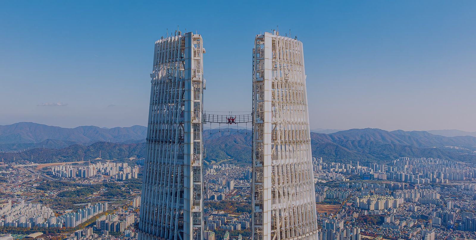 樂天世界塔頂兩座尖塔之間的 Sky Bridge 空中步道