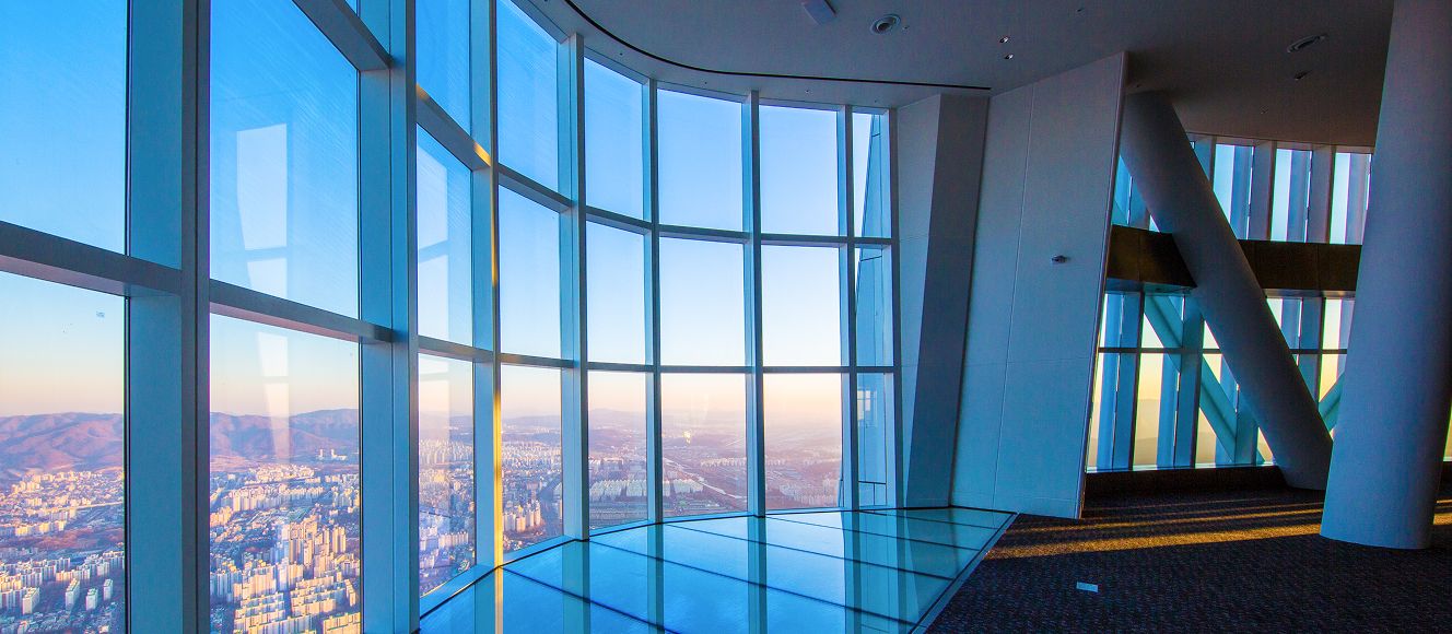 SEOUL SKY 118 樓 SKY DECK 的玻璃地板與落地窗外的首爾市區