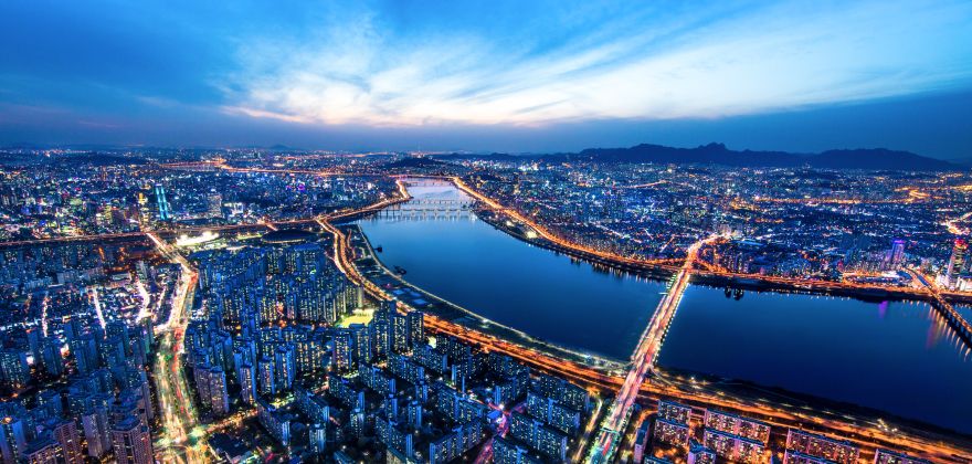 從高處俯瞰漢江兩岸與橋樑燈光的首爾夜景