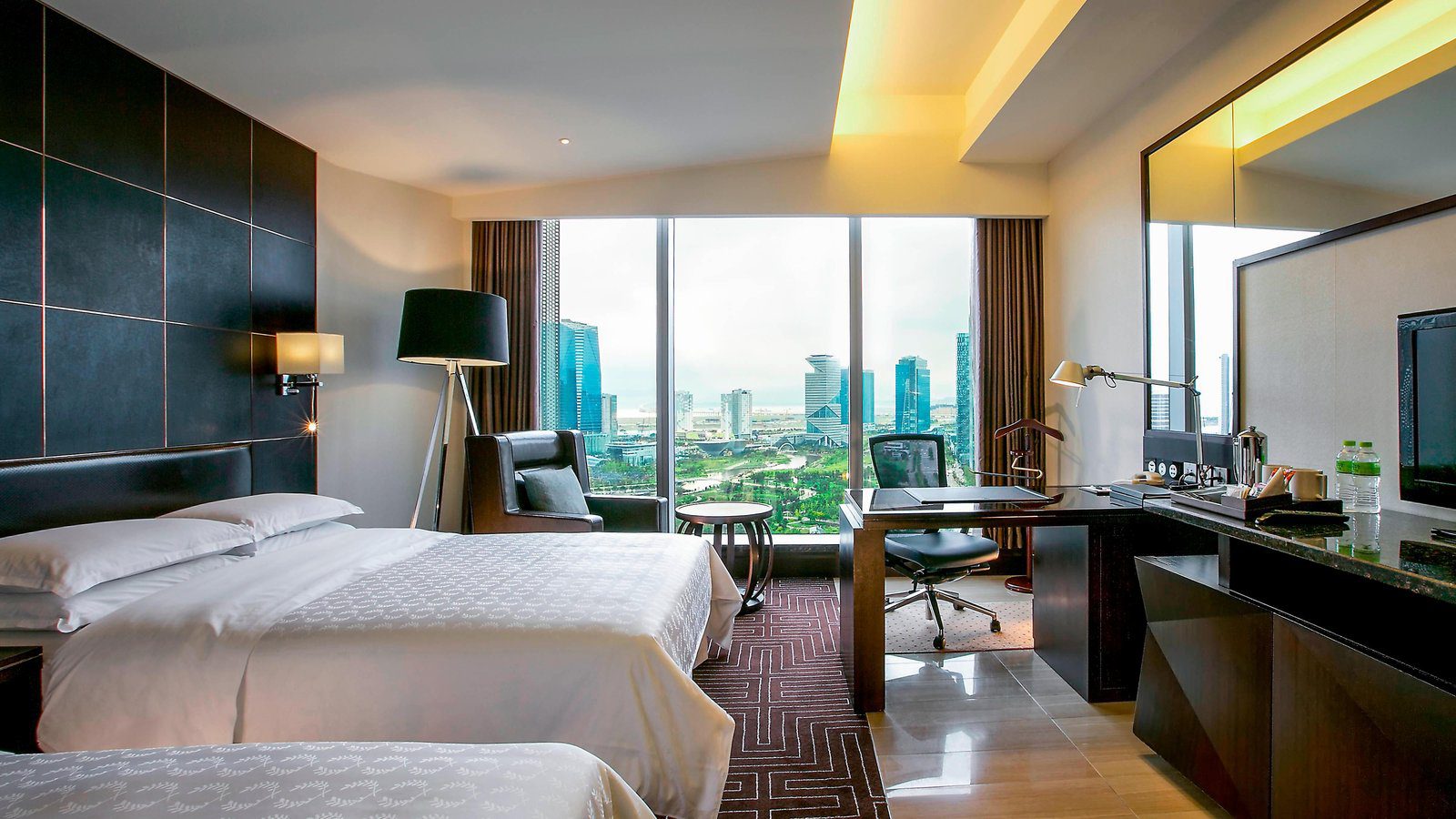 Club Deluxe 客房的大床與窗景