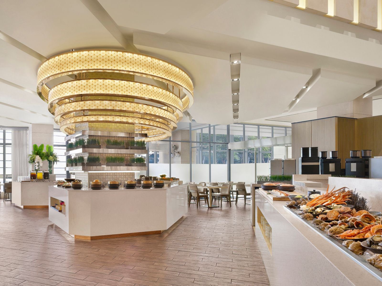 FEAST 自助餐廳的餐檯與座位