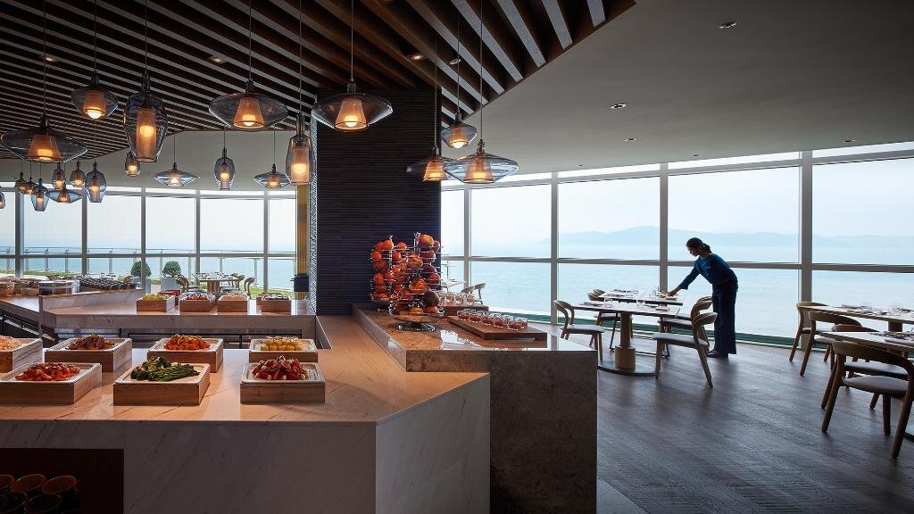 The View 餐廳的用餐區與海景