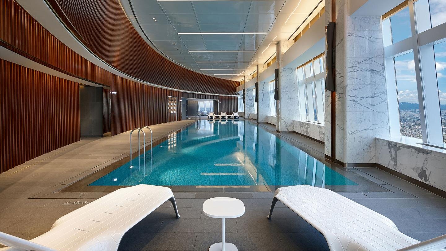 室內泳池的水面與池畔
