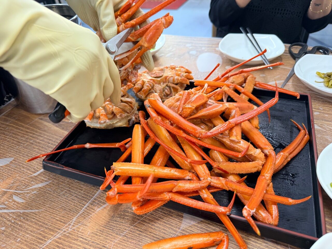 釜山沙上紅蟹吃到飽,店員戴手套剪開整盤紅蟹