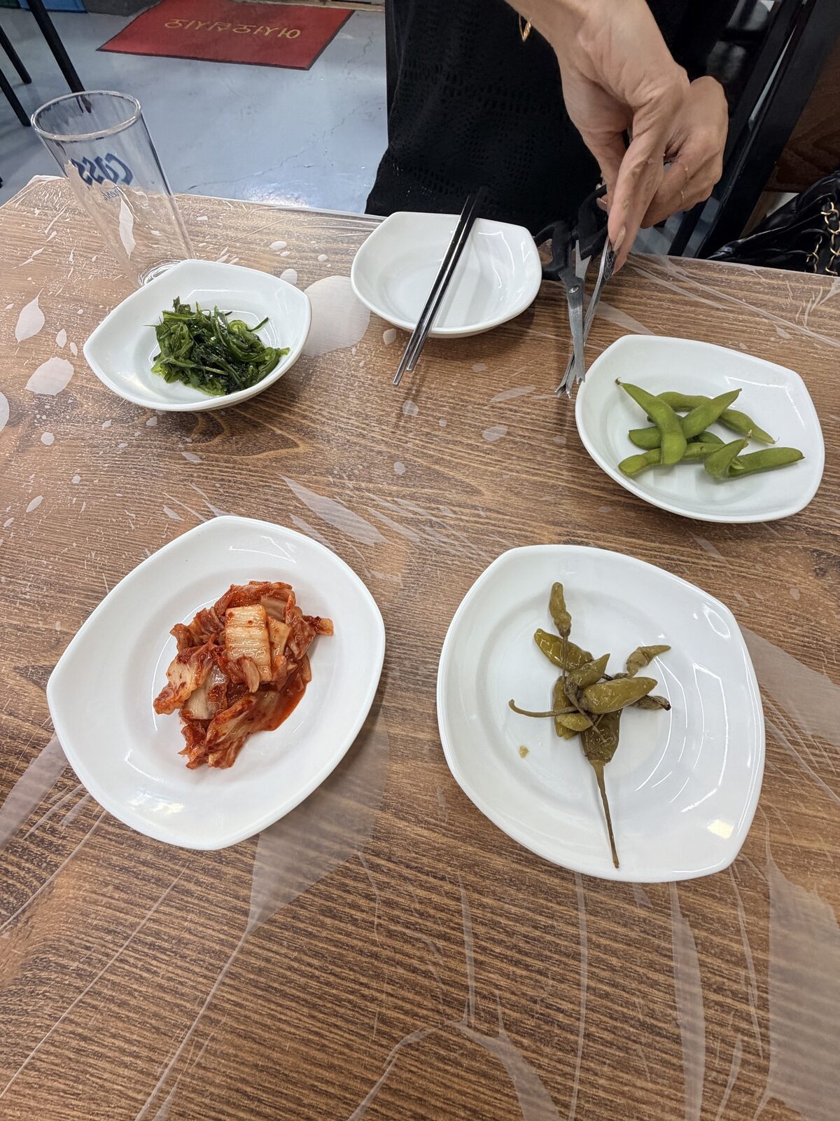 紅蟹吃到飽上桌前的小菜,有泡菜、毛豆、海菜與醃辣椒