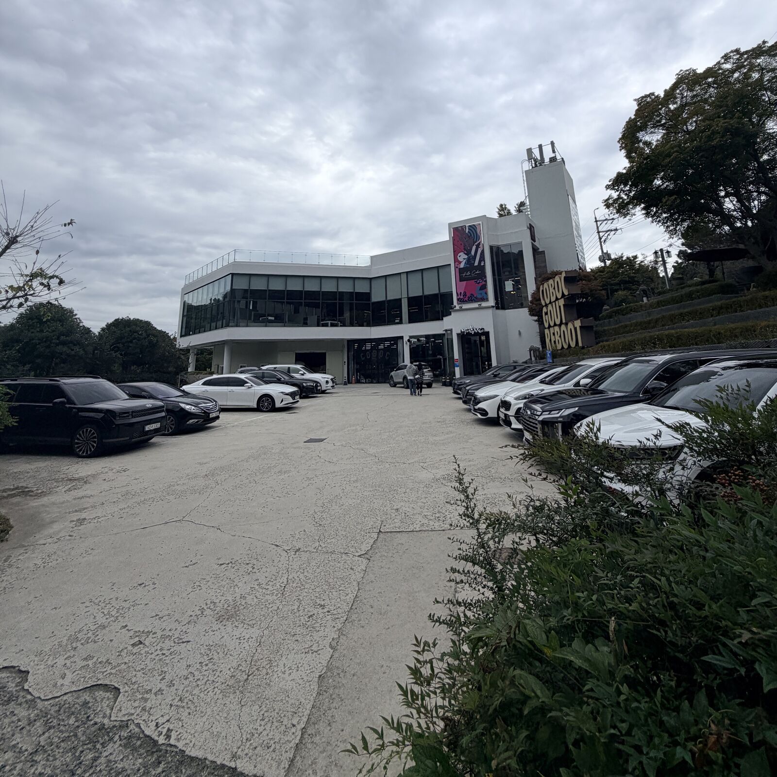 COBOC 建築前方兩側停車與中央通道