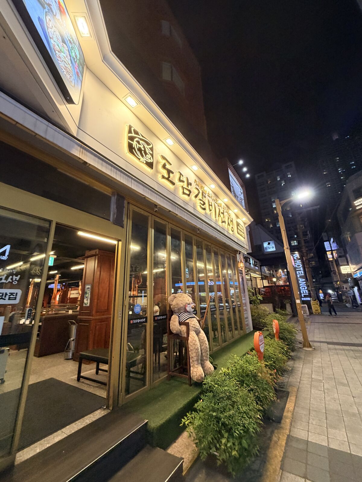 DODAM Galbi 西面店夜間亮燈門面與入口旁玩偶