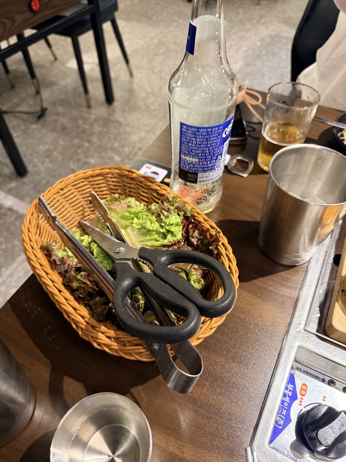 餐桌生菜籃上放著烤肉剪刀與夾子
