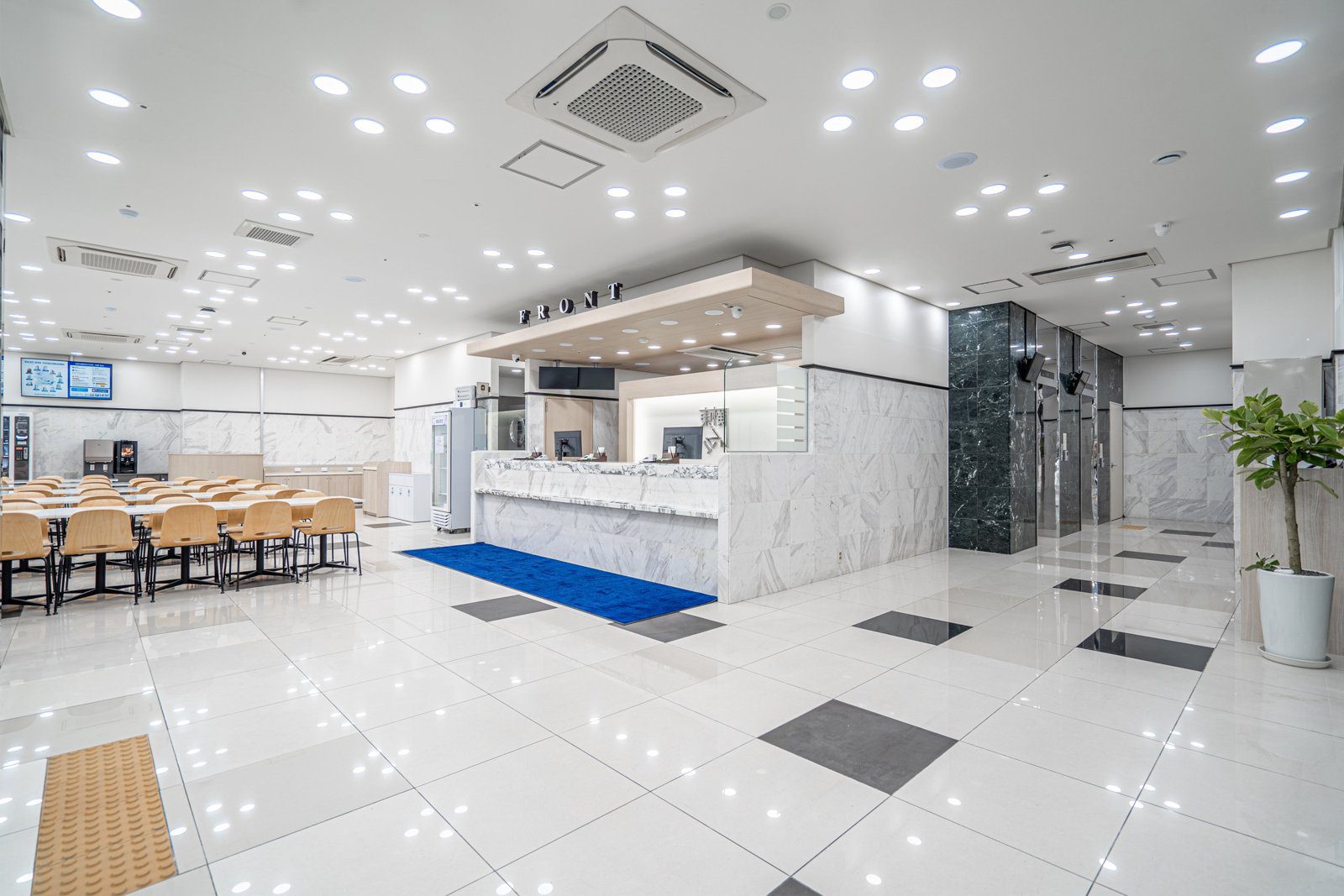 東大門 1 號館的大廳櫃台與用餐座位
