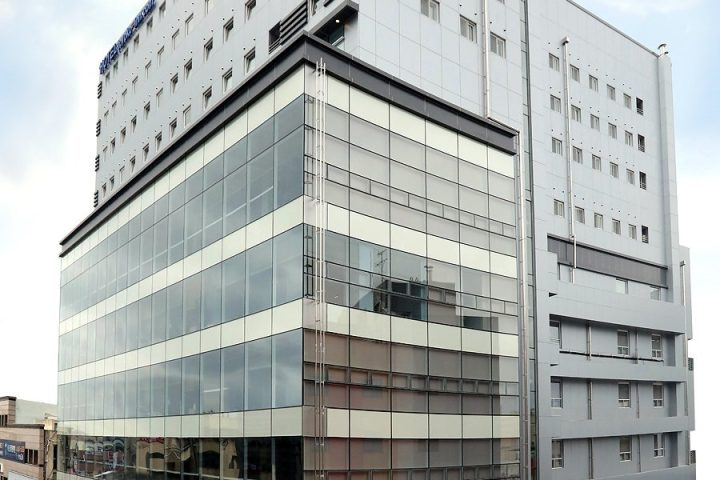 東橫 INN 大邱東城路所在大樓的白天外觀