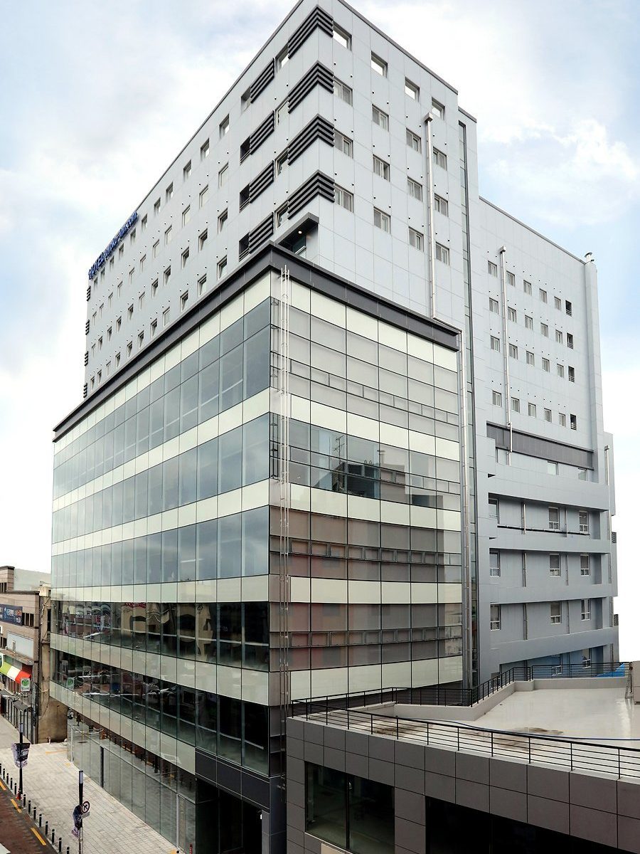 東橫 INN 大邱東城路所在大樓的白天外觀