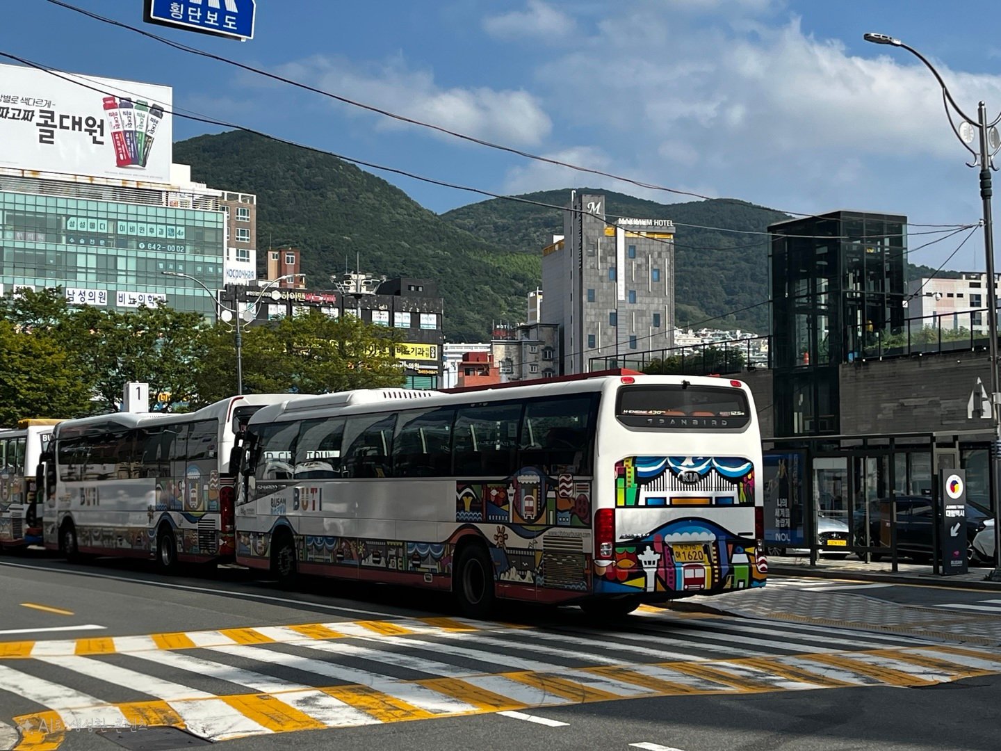 釜山站前的觀光巴士與站前廣場