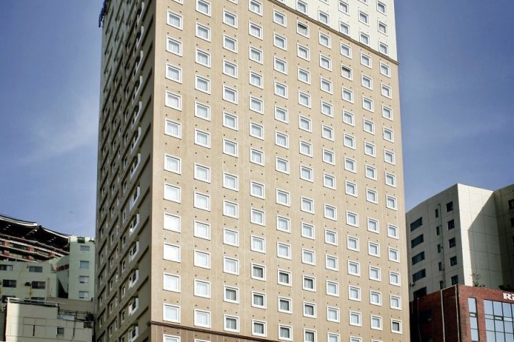 東橫 INN 釜山中央站的大樓外觀