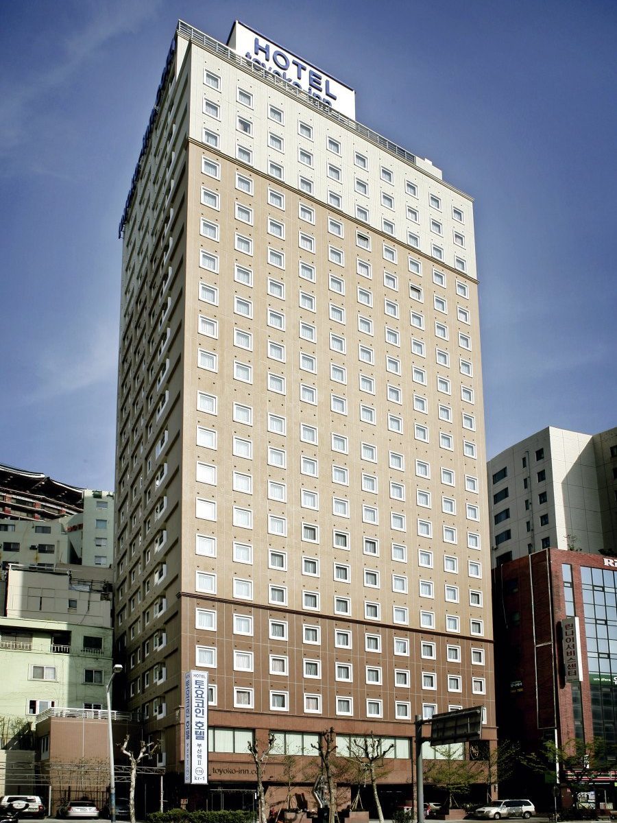 東橫 INN 釜山中央站的大樓外觀