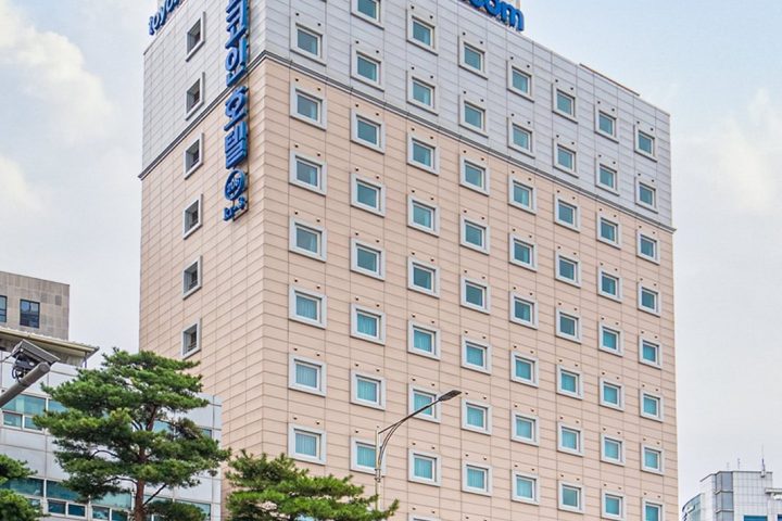 東橫 INN 首爾東大門 1 號館的粉色外牆與藍色招牌