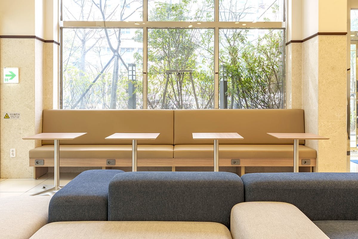 蔚山三山洞館大廳的沙發與窗邊桌面