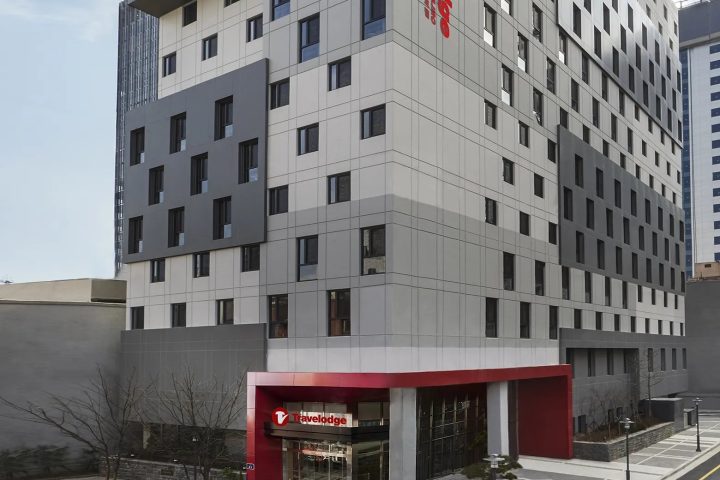 Travelodge 明洞乙支路的大樓外觀與紅色入口