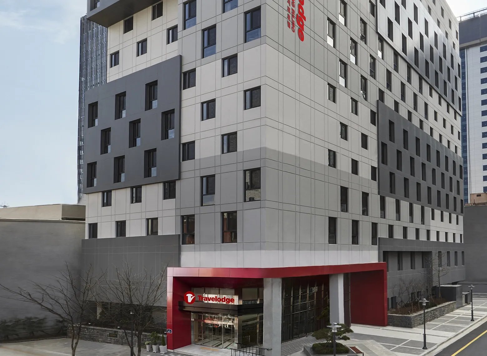 Travelodge 明洞乙支路的大樓外觀與紅色入口