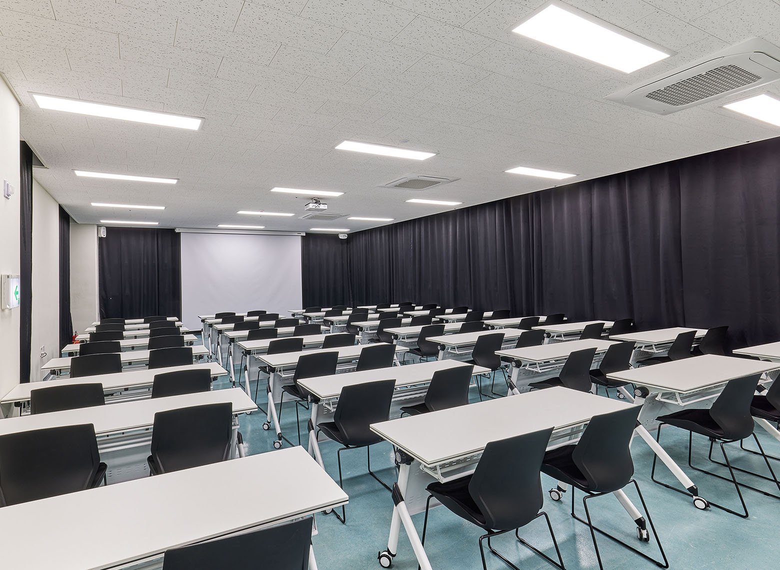 釜山 Centum 館會議室的長桌與座椅