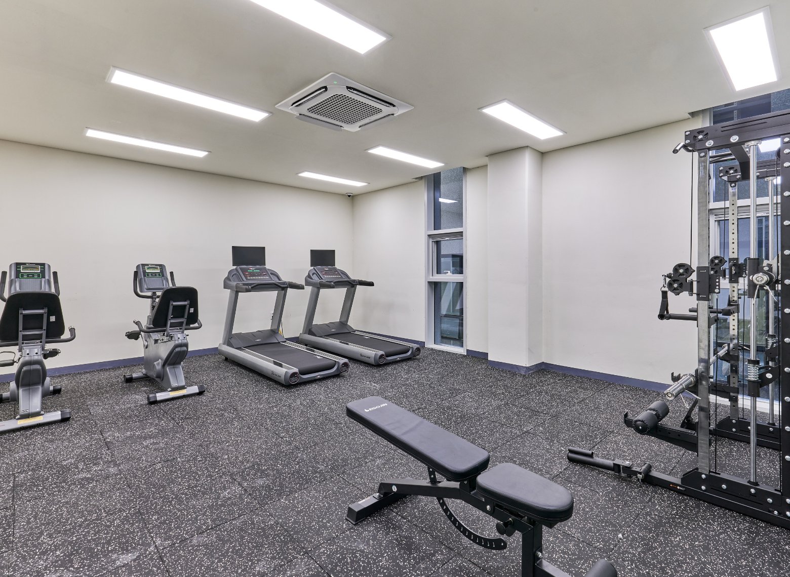 釜山 Centum 館健身房的跑步機與重量器材