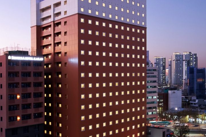 東橫 INN 首爾永登浦的大樓夜景