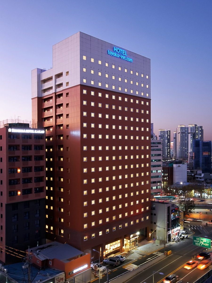 東橫 INN 首爾永登浦的大樓夜景
