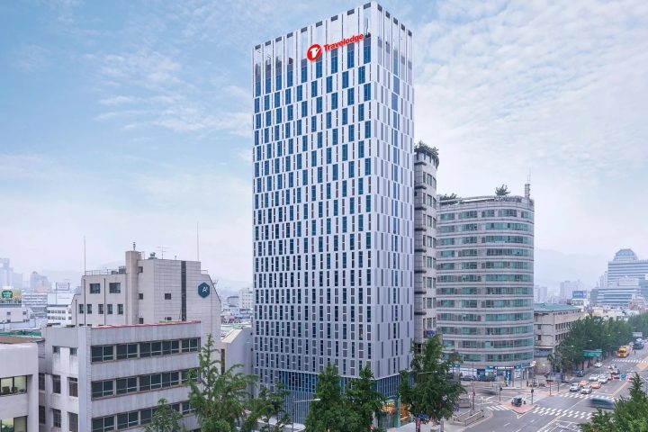 Travelodge 首爾東大門的白色大樓與紅色招牌