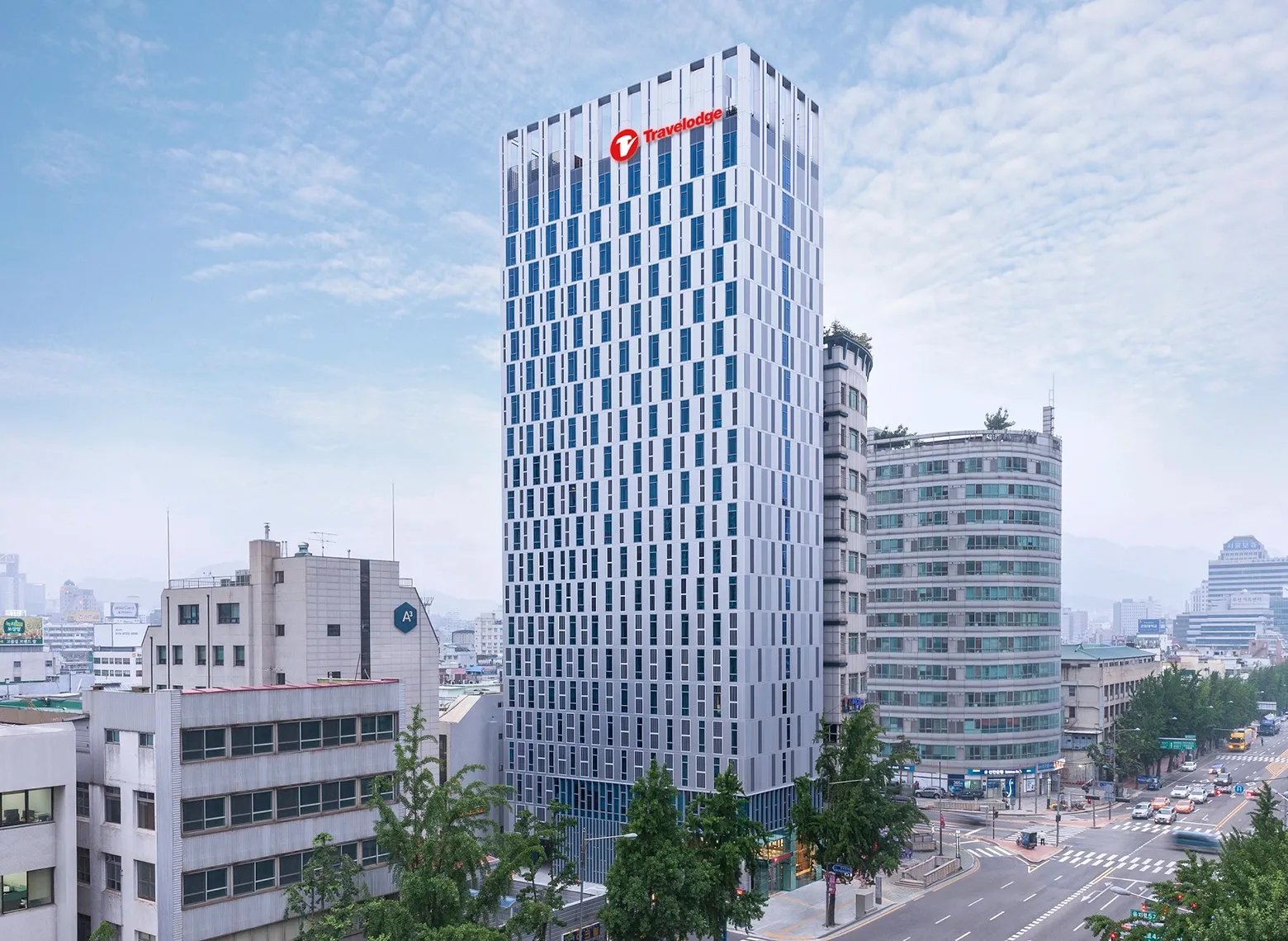 Travelodge 首爾東大門的白色大樓與紅色招牌
