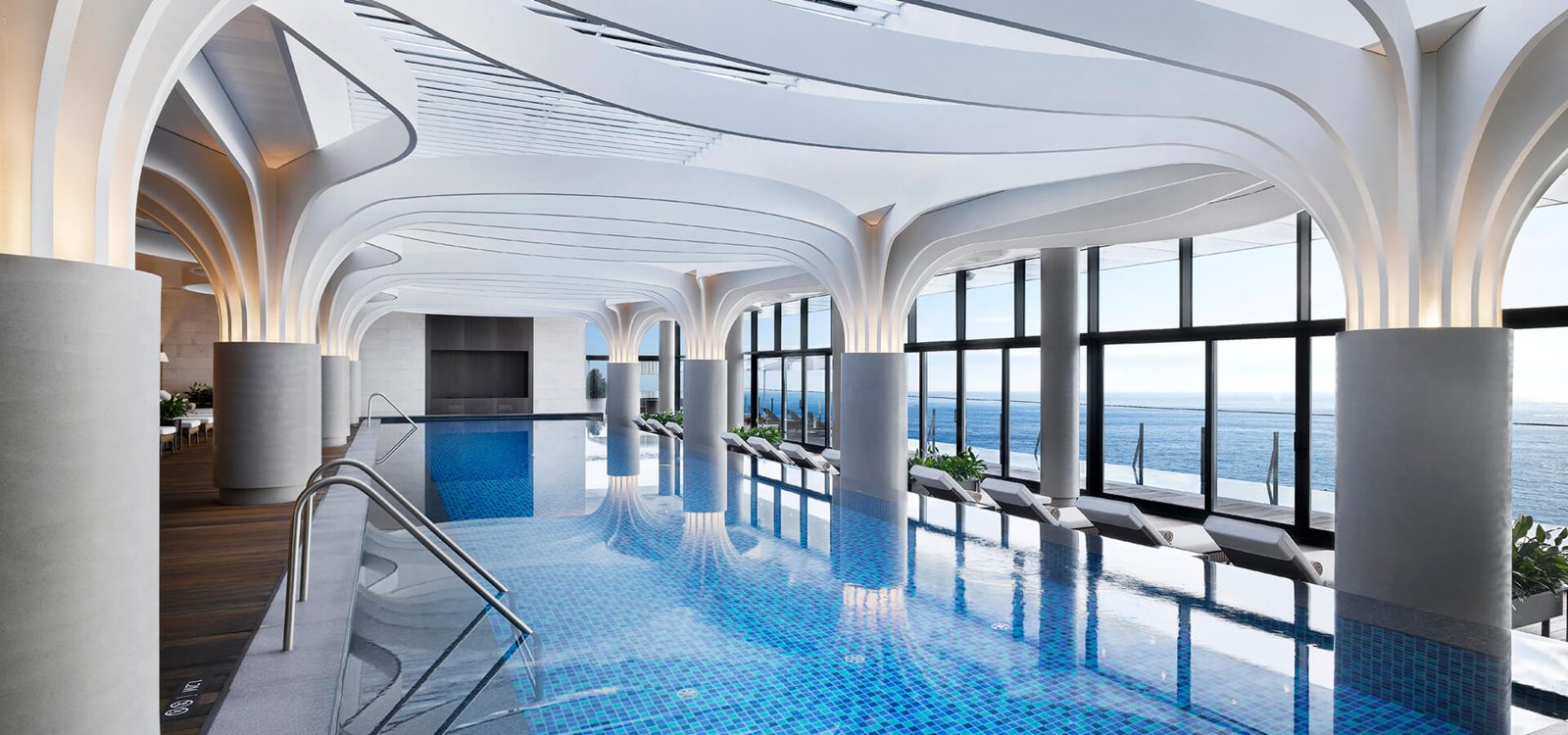 釜山 Ananti at Busan Cove 酒店的 McQueen’s Pool 室內泳池