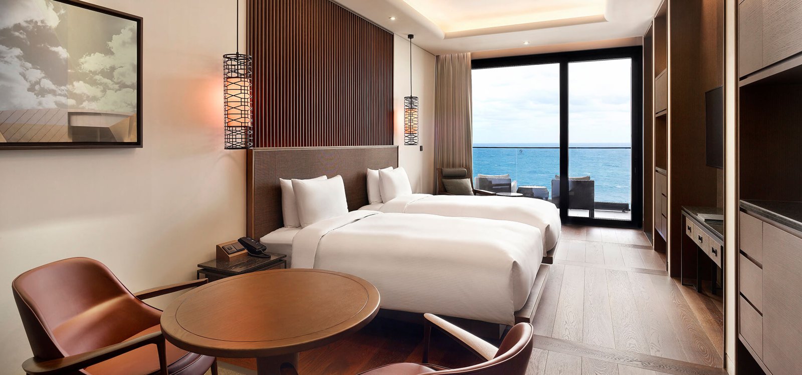 釜山 Ananti at Busan Cove 酒店的 Cabin 客房床鋪與陽台