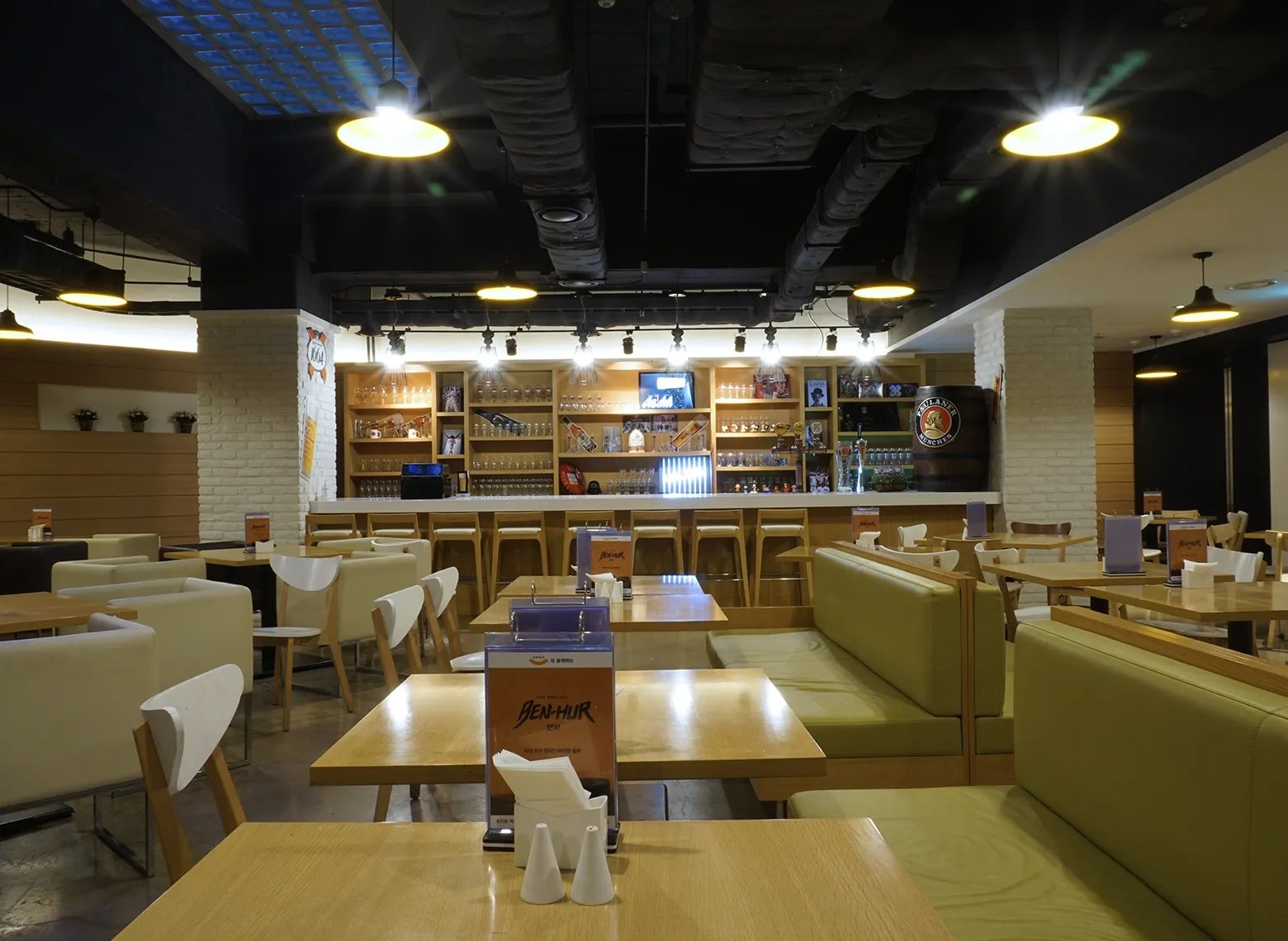 明洞乙支路館餐廳的餐桌與座椅