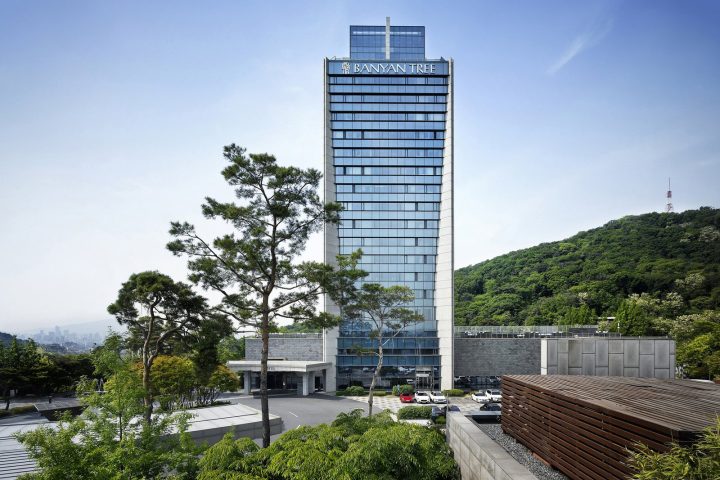 首爾悅榕莊俱樂部及水療酒店的玻璃高樓與南山綠意