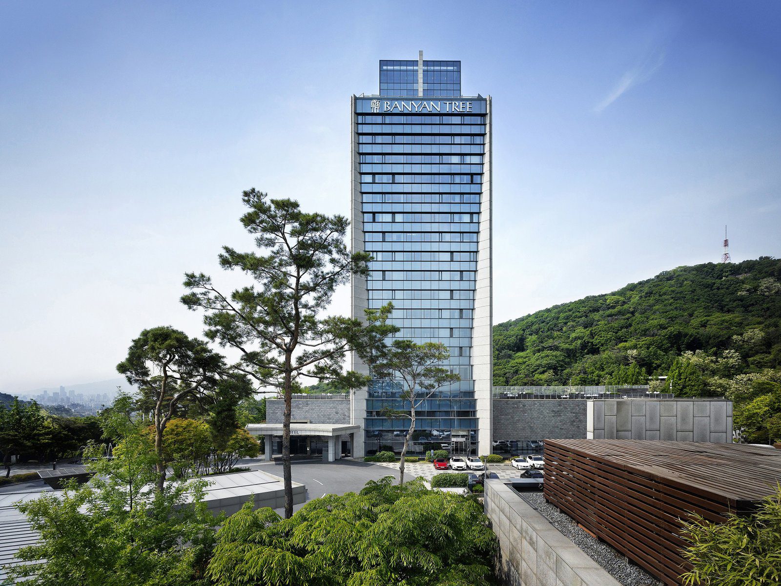 首爾悅榕莊俱樂部及水療酒店的玻璃高樓與南山綠意