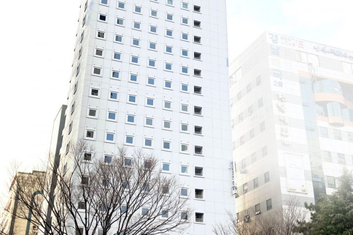 東橫 INN 昌原的大樓外觀