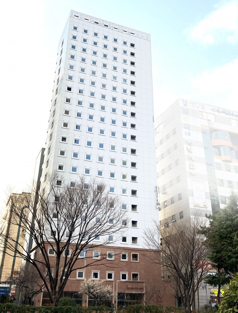 東橫 INN 昌原的大樓外觀