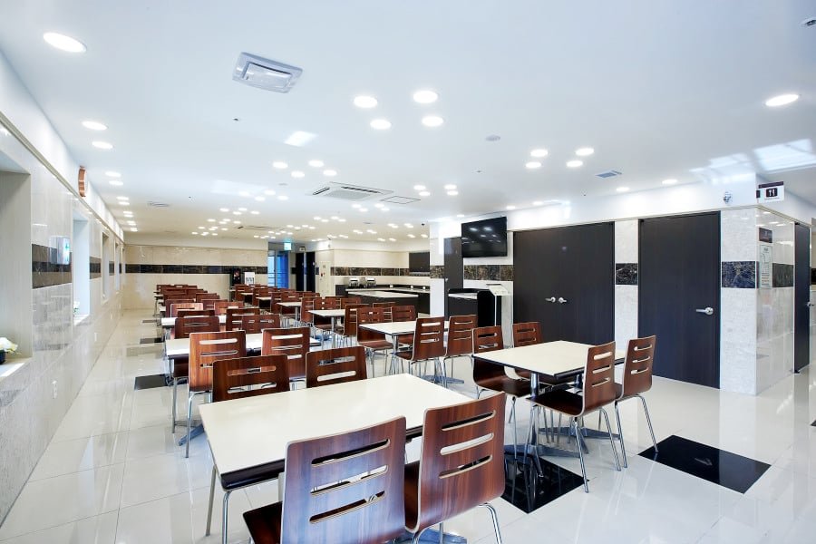 永登浦館早餐用餐區的餐桌與座椅