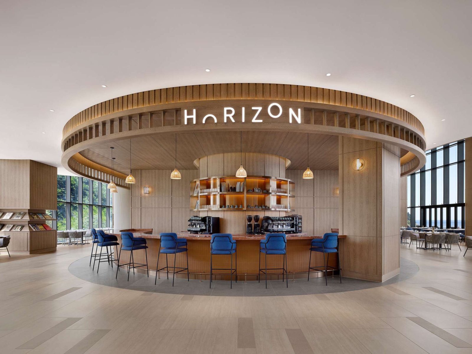 Horizon 招牌下的圓形咖啡吧檯與藍色高腳椅