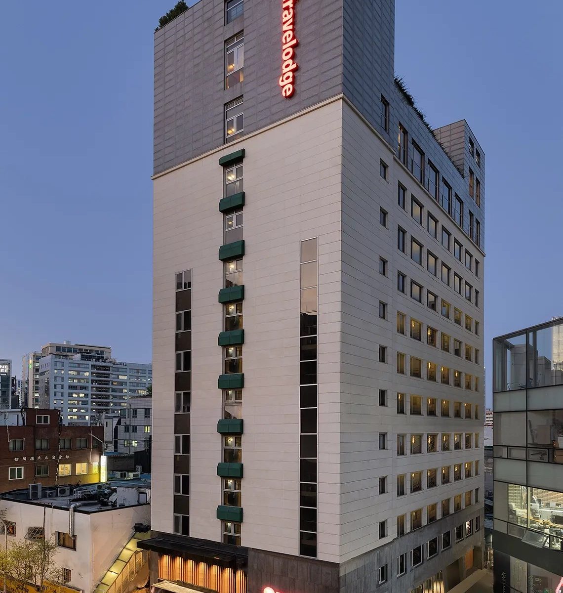 Travelodge 明洞南山的大樓外觀與周邊街道