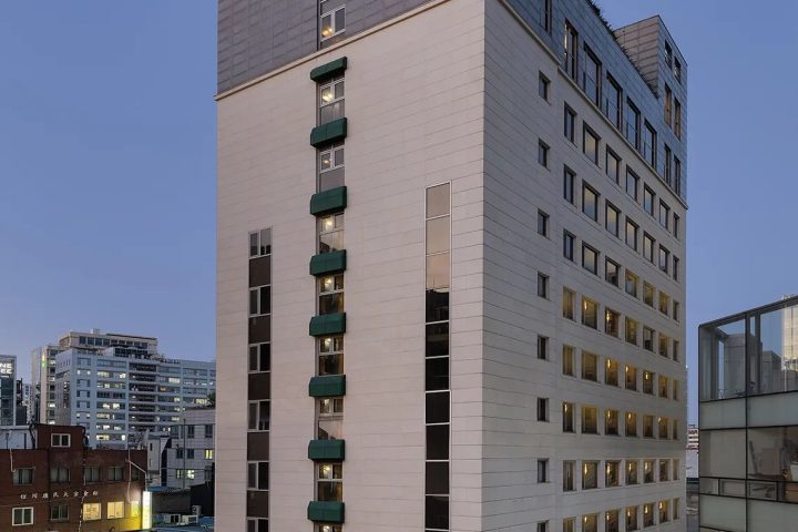 Travelodge 明洞南山的大樓外觀與周邊街道