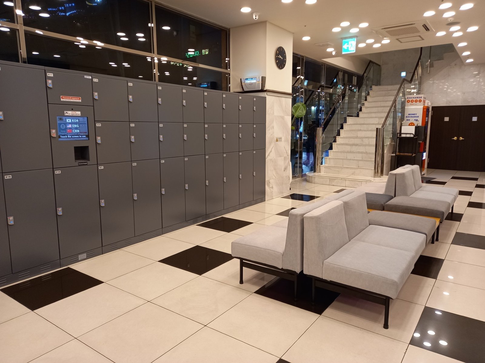 釜山站 1 號館大廳的座椅與電梯