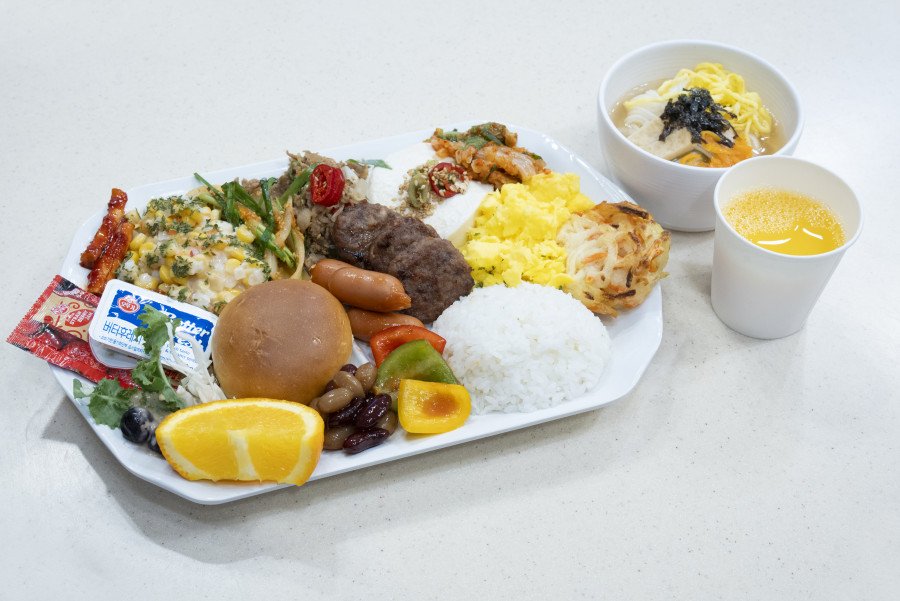 西面館早餐餐盤中的飯、麵包與配菜