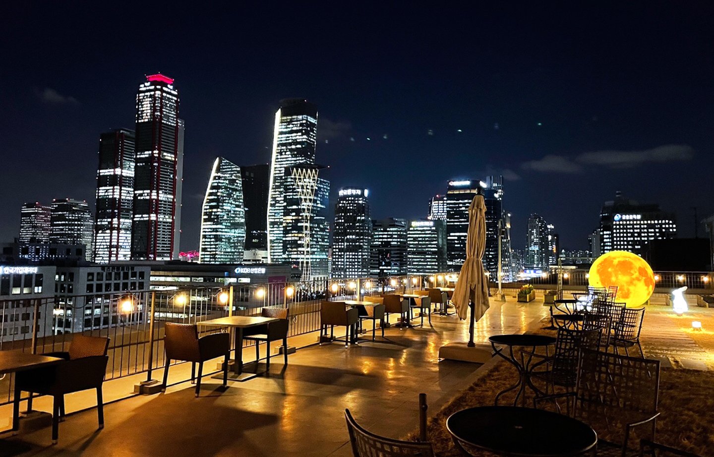 首爾 GLAD 汝矣島酒店的屋頂露台的桌椅與夜景