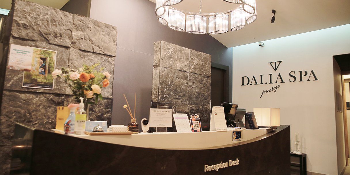 Dalia Spa 的接待櫃台與石牆裝飾