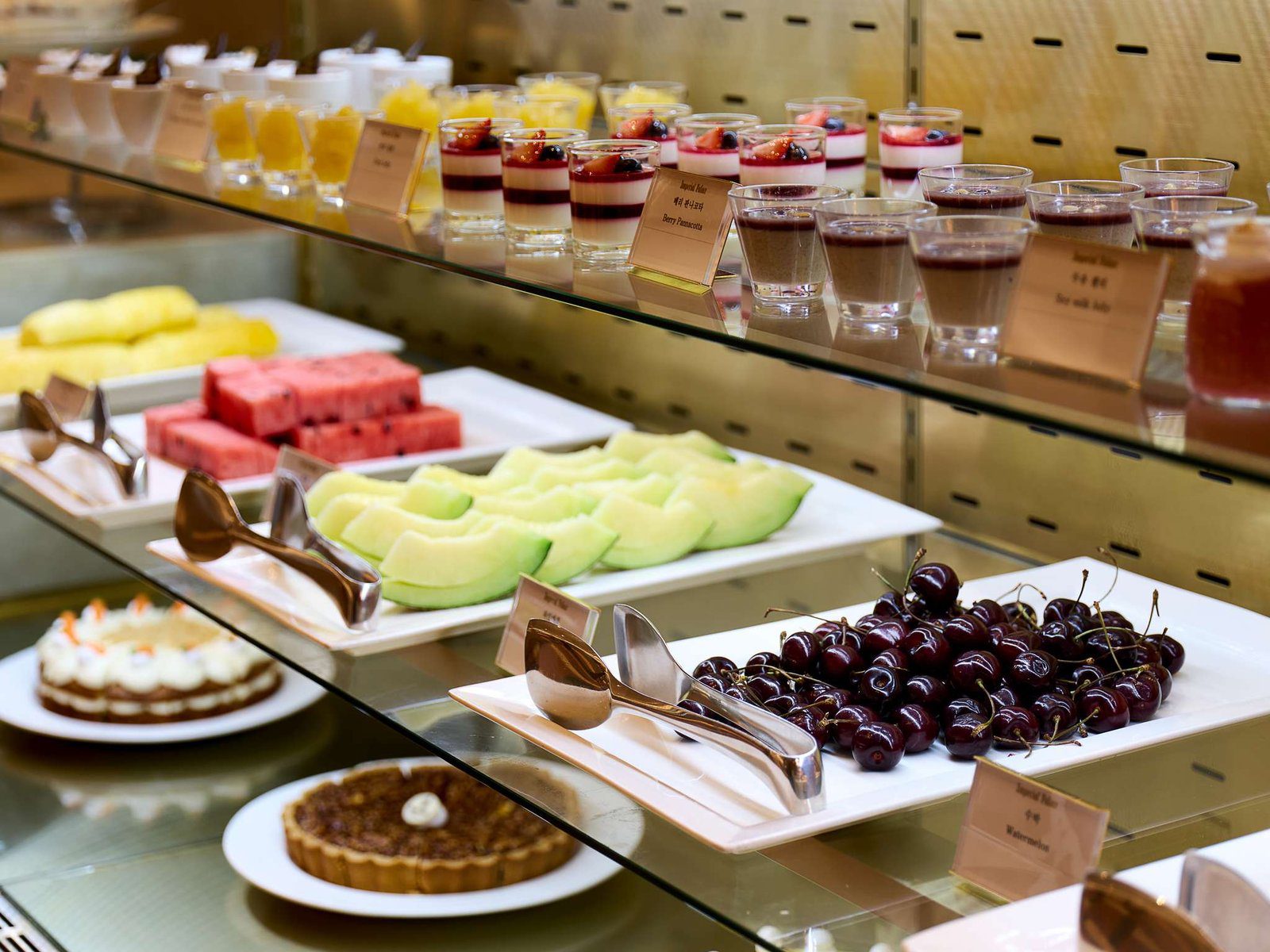 Buffet Familia 自助餐檯的甜點杯、水果與塔類