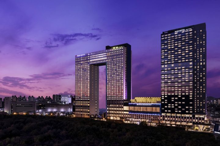 首爾龍山格蘭德美居大使酒店所在的首爾龍城園區大樓夜景